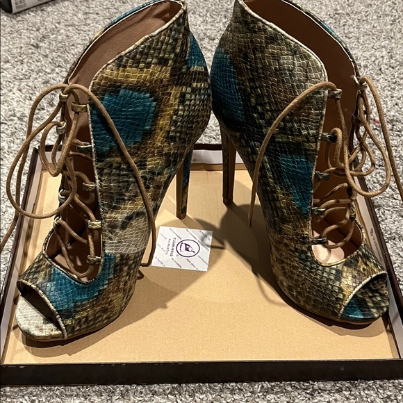 Stylish Snakeskin Lace-Up Heels - Picture 5 of 5
